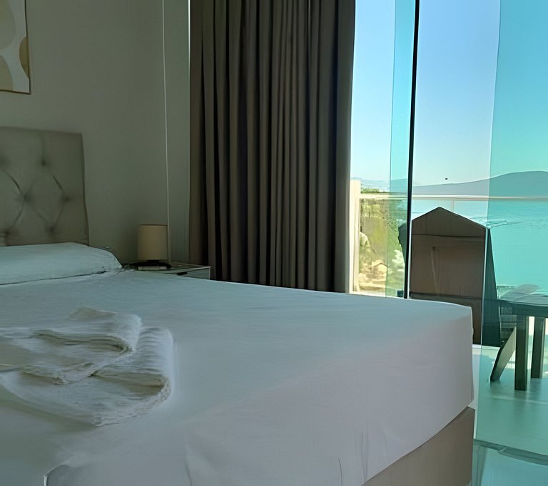 Ocean View House with Private Beach Access · KY01J
