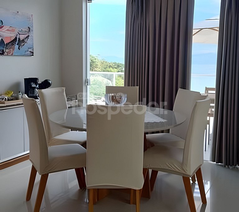 Casa com vista p/ o mar e acesso exclusivo à praia